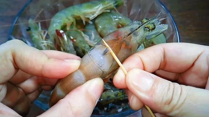 Tôm luộc thả lá dứa màu đỏ au cực kỳ hấp dẫn chắc thịt