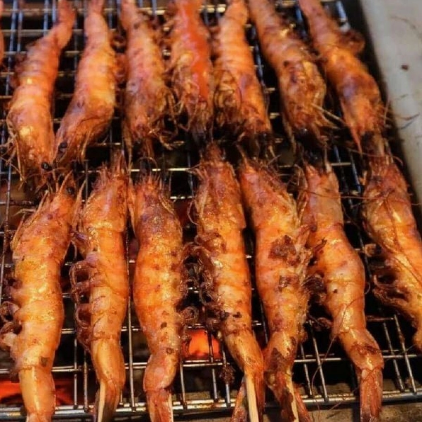 Tôm nướng lò than đỏ rực hấp dẫn với lớp sa tế cay nồng