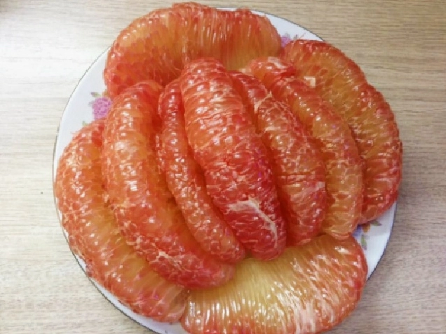 Tôm sú luộc chín đỏ âu được bóc vỏ sạch sẽ chuẩn bị trộn gỏi