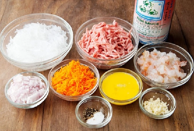 Tôm sú tươi ngon và thịt băm chuẩn bị làm nem tôm