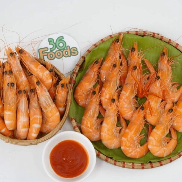 Tôm thẻ sau khi được sơ chế sạch sẽ chuẩn bị mang đi hấp
