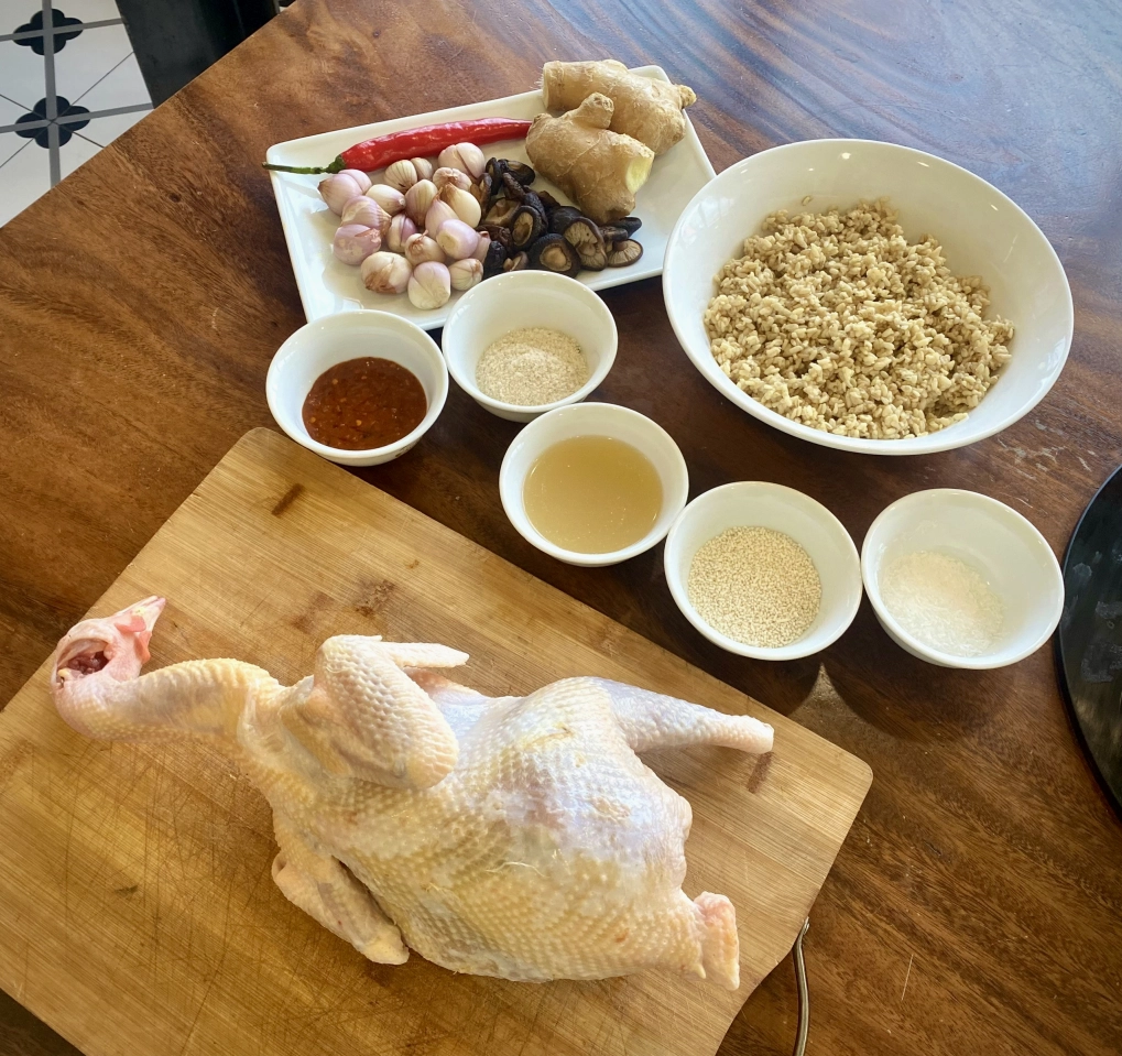 Tổng hợp những nguyên liệu tươi ngon cần thiết để chế biến món lẩu gà nấu bỗng rượu