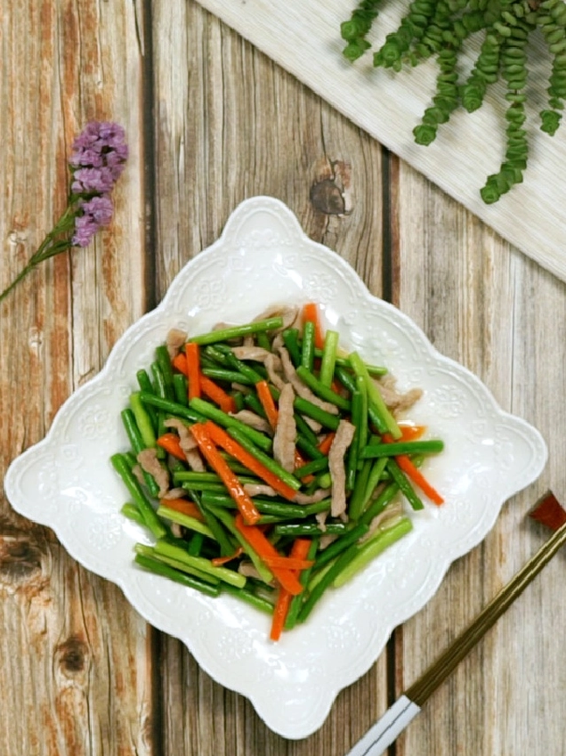 Trình bày đĩa cà rốt xào thịt thơm ngon ra bàn ăn
