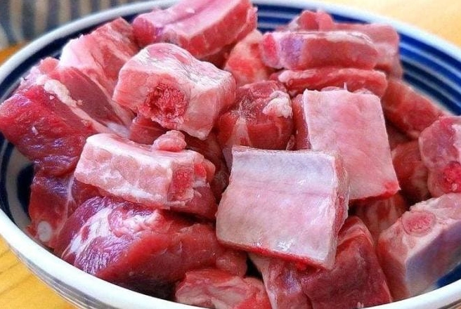 Trình bày đĩa sườn sụn rang muối vàng ươm hấp dẫn