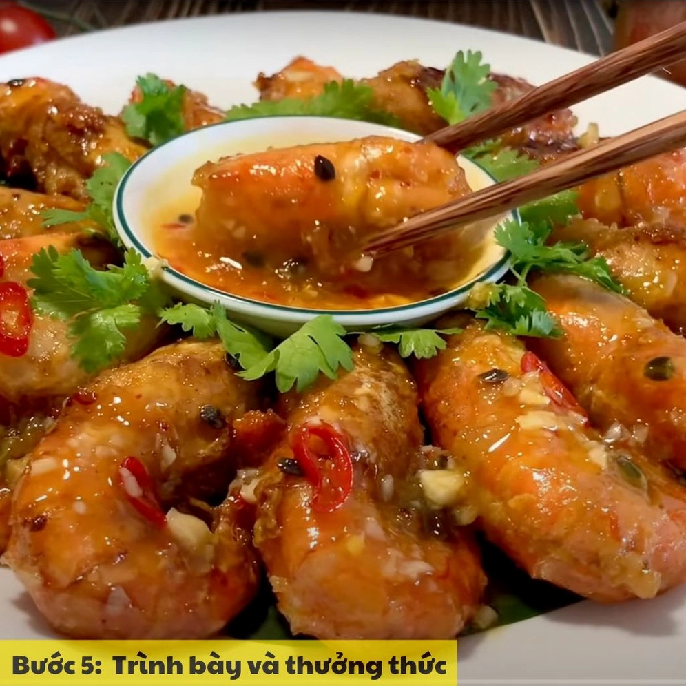 Trình bày đĩa tôm sốt chanh dây hấp dẫn và thưởng thức