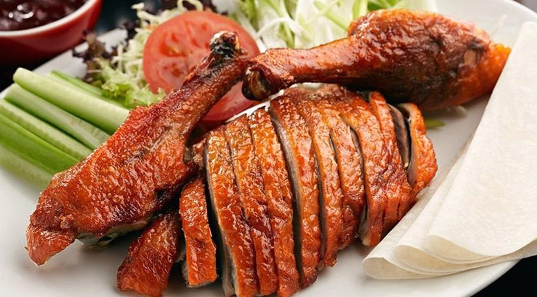 Trình bày đĩa vịt nướng sa tế ra bàn ăn vô cùng bắt mắt