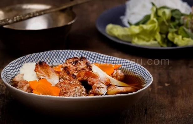 Trình bày món bún chả Hà Nội hấp dẫn với đầy đủ rau sống và nước chấm