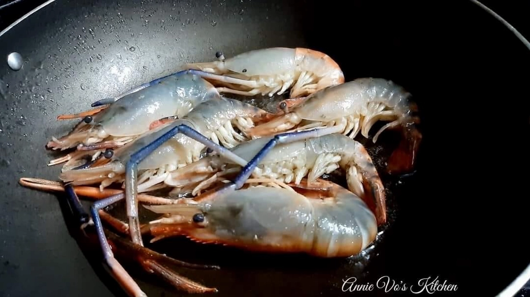 Trình bày nồi lẩu tôm càng xanh cùng các loại rau ăn kèm tươi xanh