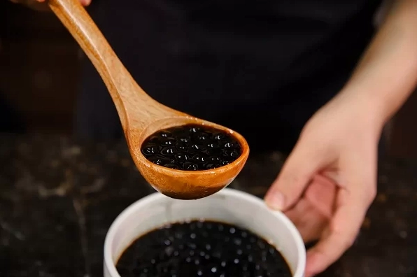 Trộn đều bột năng cùng với các nguyên liệu khác để chuẩn bị làm trân châu
