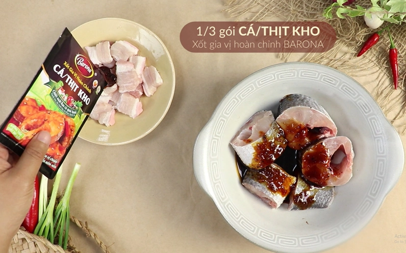 Trộn đều cá lóc và thịt ba chỉ với các loại gia vị ướp