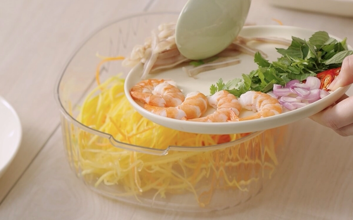 Trộn đều các nguyên liệu cùng nước mắm chua ngọt trong âu lớn