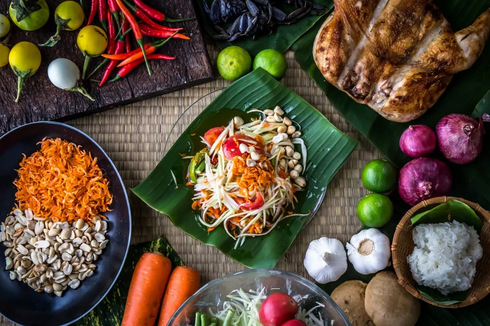 Trộn đều các nguyên liệu làm gỏi đu đủ Thái
