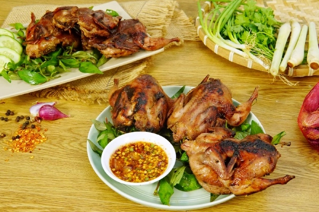 Trộn đều chim cút với hỗn hợp gia vị ướp sa tế cay nồng
