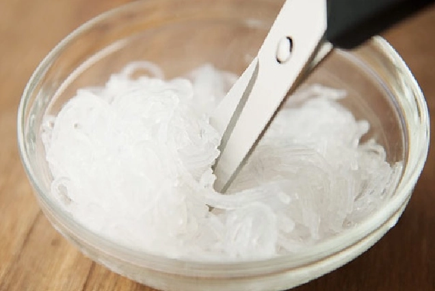 Trộn đều hỗn hợp nhân tôm thịt với các loại gia vị