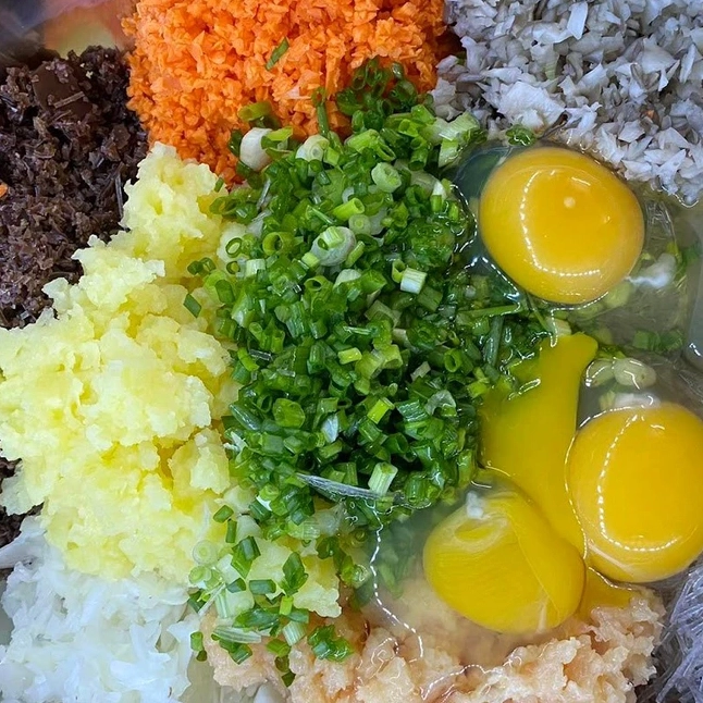 Trộn đều tất cả nguyên liệu làm nhân nem gà