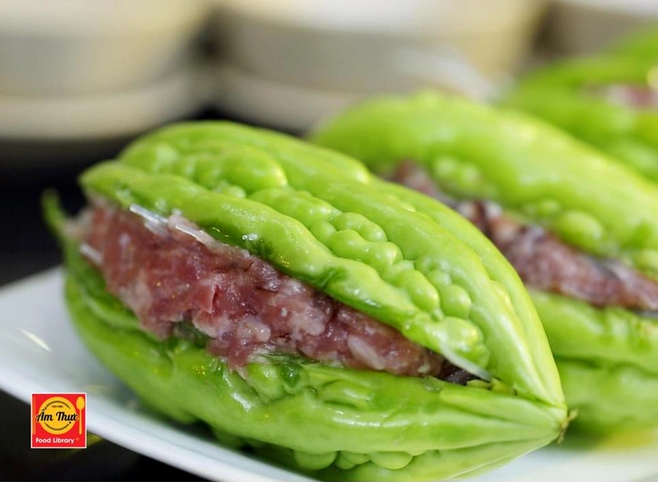 Trộn đều thịt băm với mộc nhĩ và các gia vị rồi nhồi chặt vào ruột khổ qua