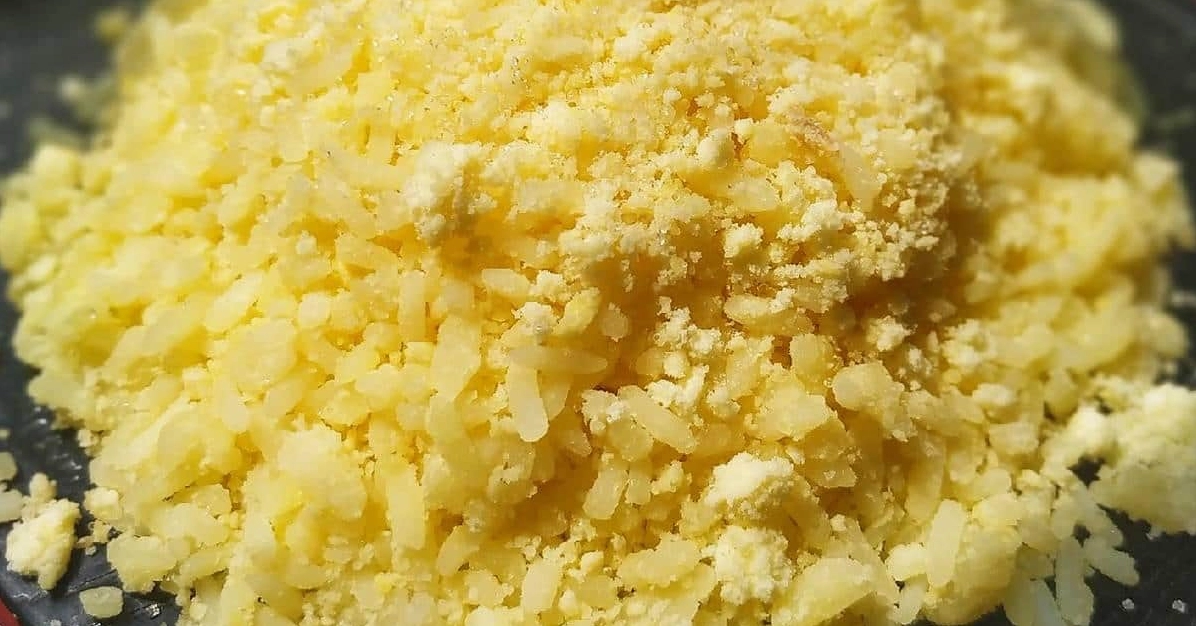 Trộn đều thịt rắn băm hành phi vào xôi nếp nương dẻo thơm