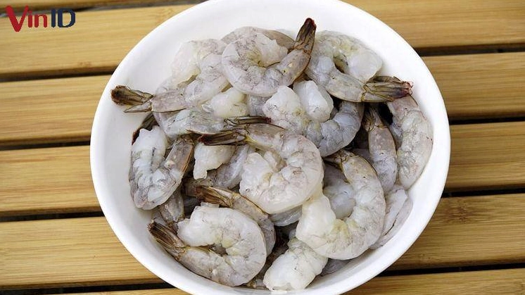 Trộn đều tôm với các loại gia vị để tôm thấm đều