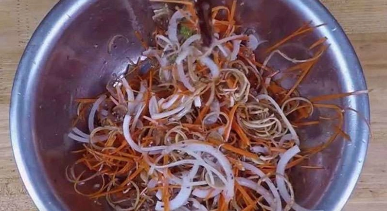 Trộn gỏi vịt hoa chuối đều tay