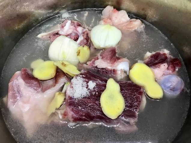 Trụng sơ xương ống heo để khử mùi hôi và làm sạch