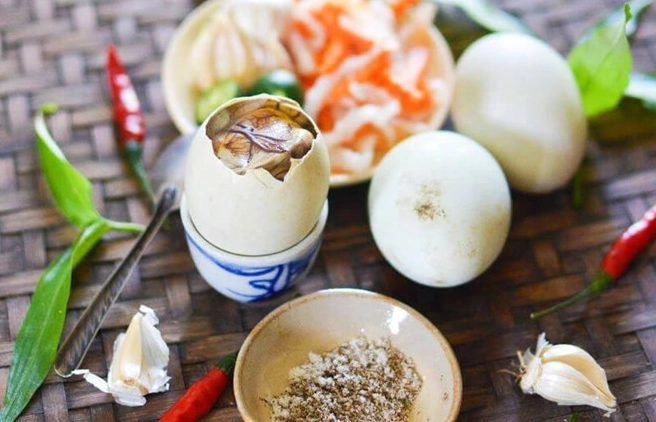Trứng vịt lộn nóng hổi chấm cùng gia vị chanh ớt