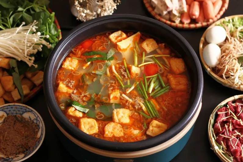 Tự nấu lẩu riêu cua sườn sụn thơm ngon tại nhà với nồi lẩu bốc khói nghi ngút