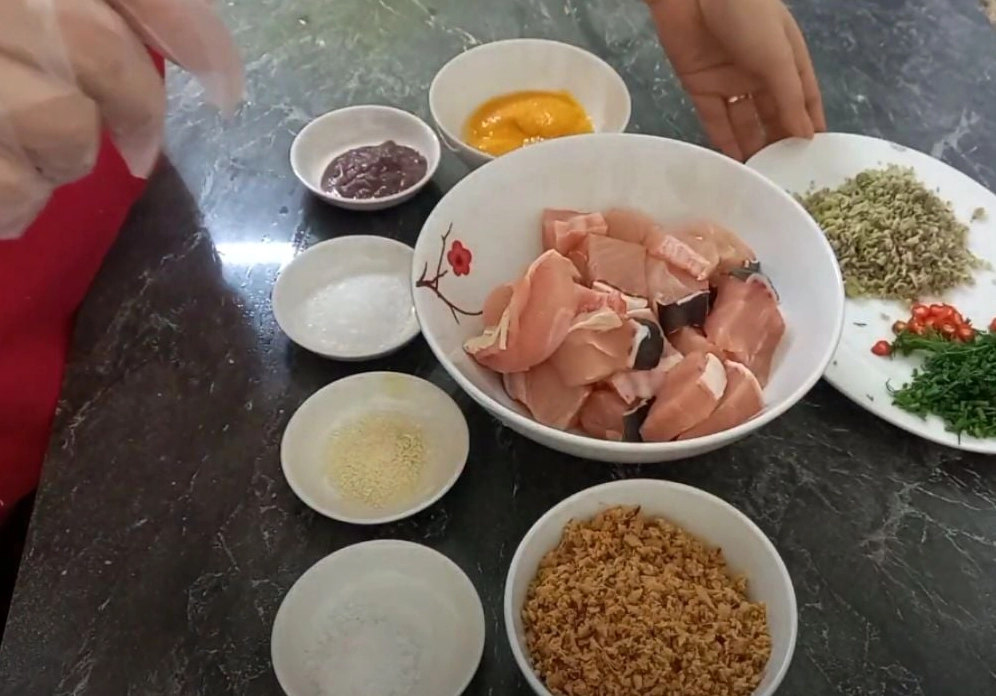 Ướp cá lăng với hỗn hợp riềng mẻ nghệ mắm tôm