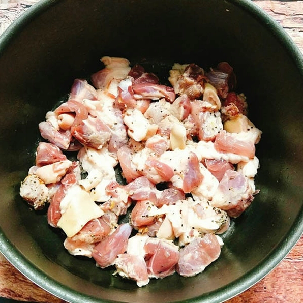 Ướp thịt chân giò và bì lợn với các loại gia vị cơ bản để thịt ngấm đều