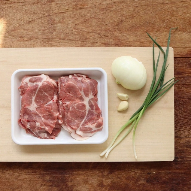 Ướp thịt với các gia vị cơ bản để món ăn thêm đậm đà