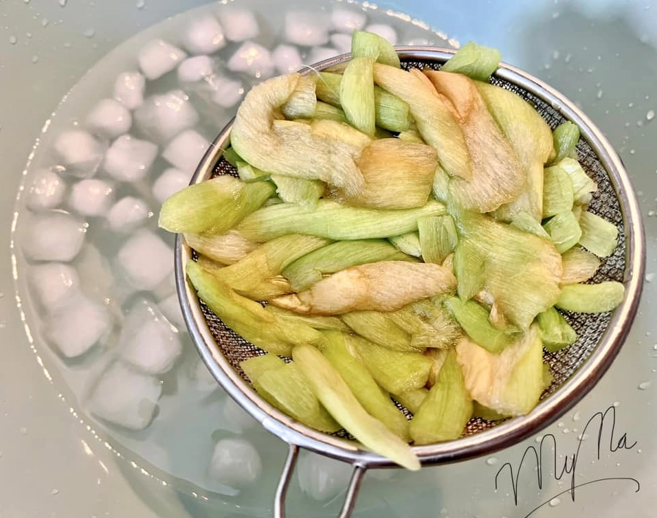 Vớt dọc mùng vừa luộc thả ngay vào chậu nước đá