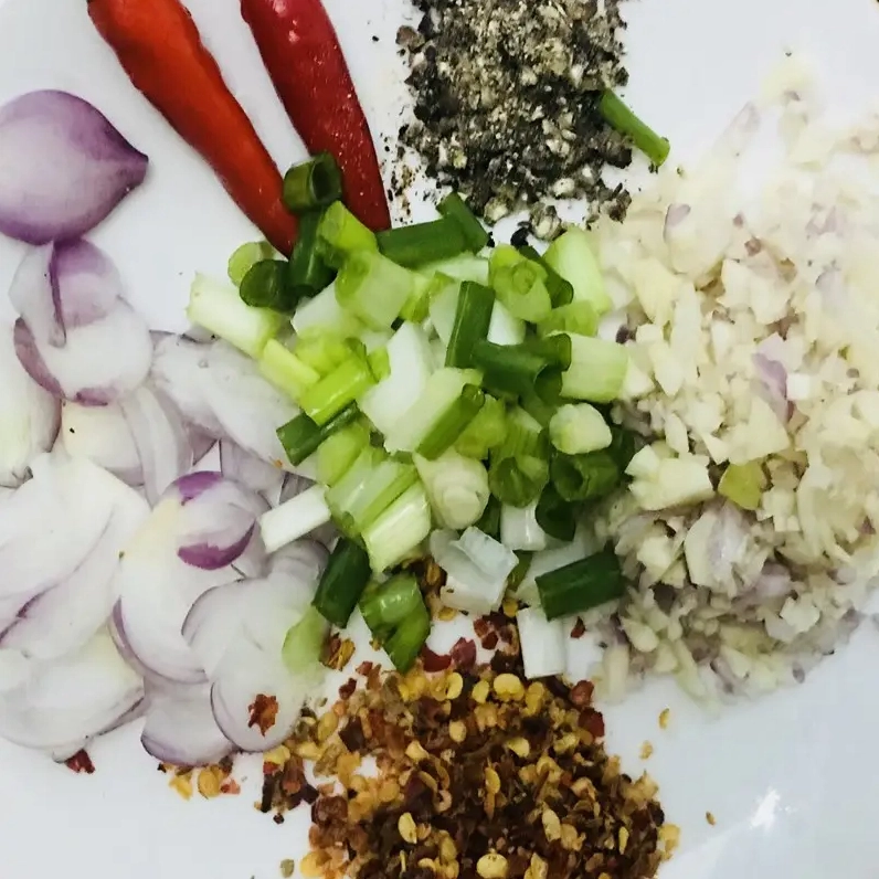 Vớt rau củ quả ra rổ để ráo nước