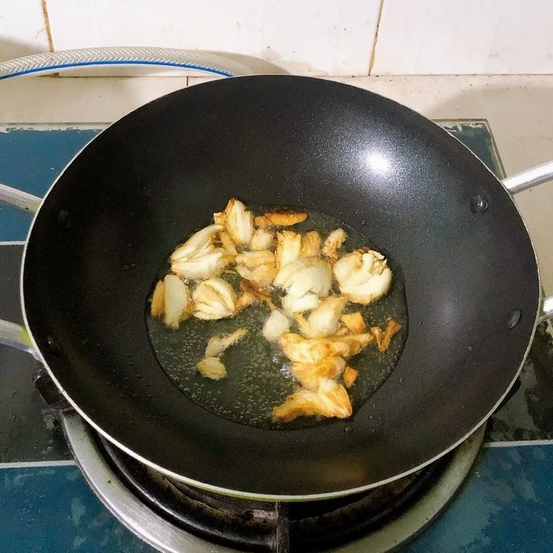 Xào hoa thiên lý nhanh tay trên lửa lớn đảo đều liên tục để giữ độ giòn