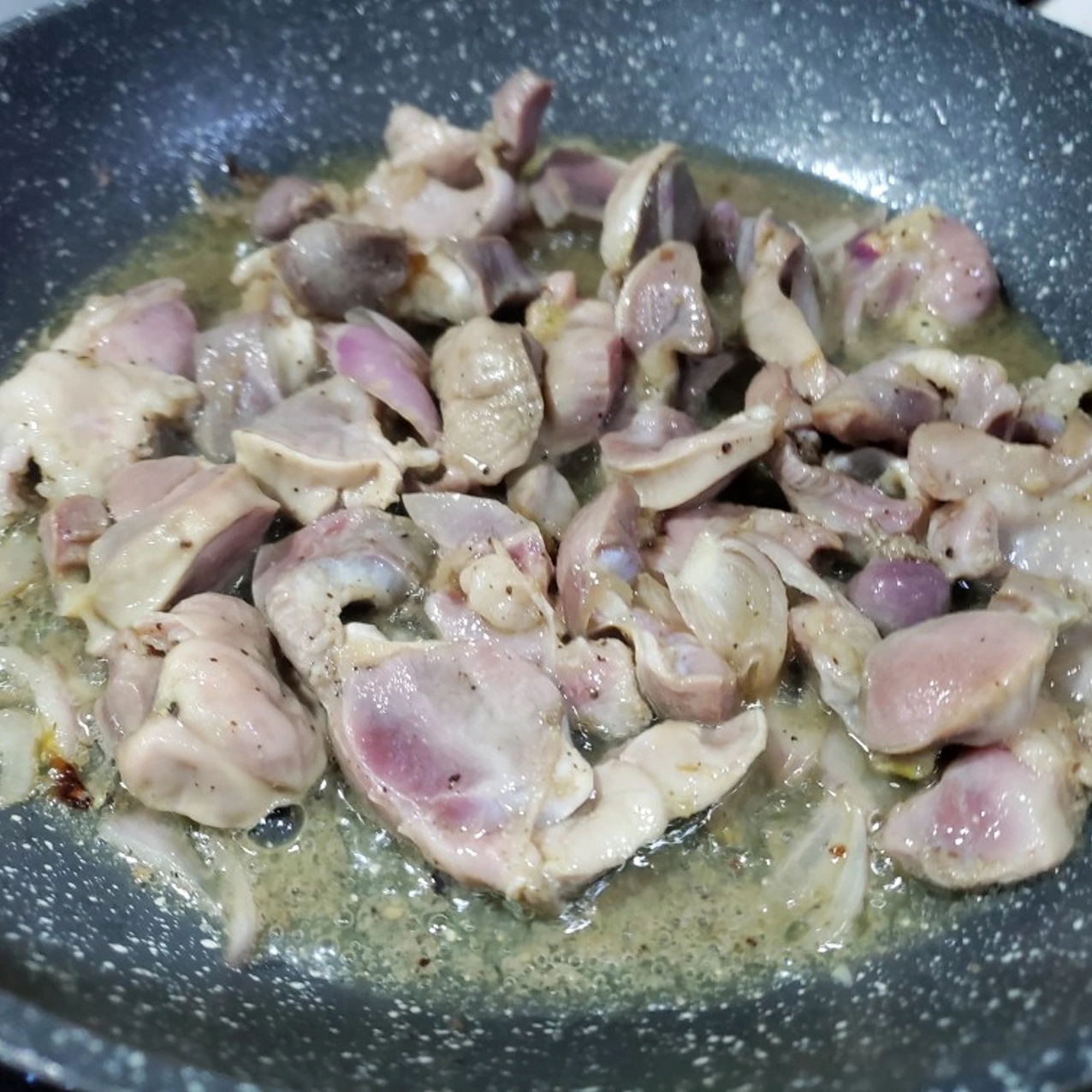 Xào lòng vịt với lửa lớn cho chín săn và ngấm gia vị