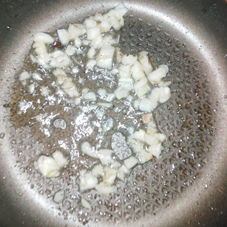 Xào rau dớn với tỏi phi thơm