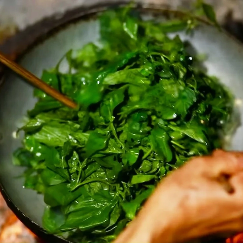 Xào rau tầm bóp trên lửa lớn để giữ nguyên độ giòn và màu xanh