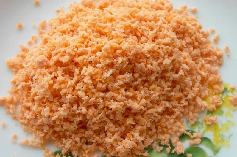Xao ruốc cá hồi trên chảo với lửa nhỏ cho đến khi bông tơi