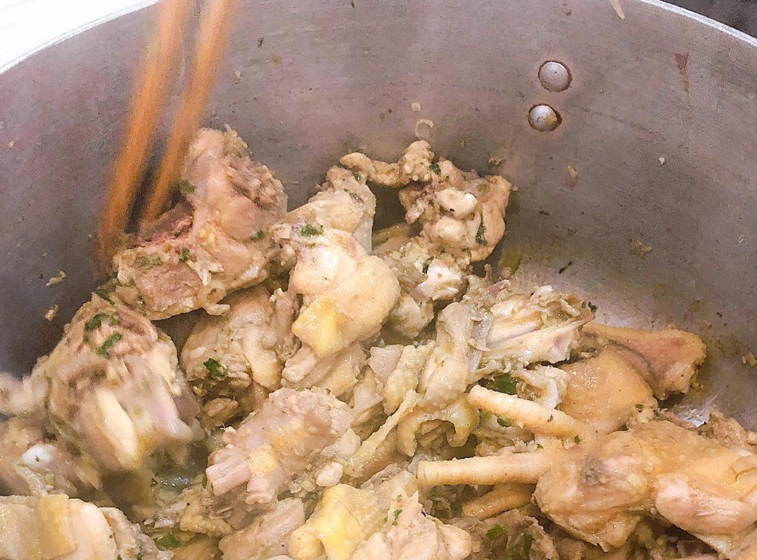 Xào săn thịt gà trên bếp để thịt thấm vị và thơm ngon hơn