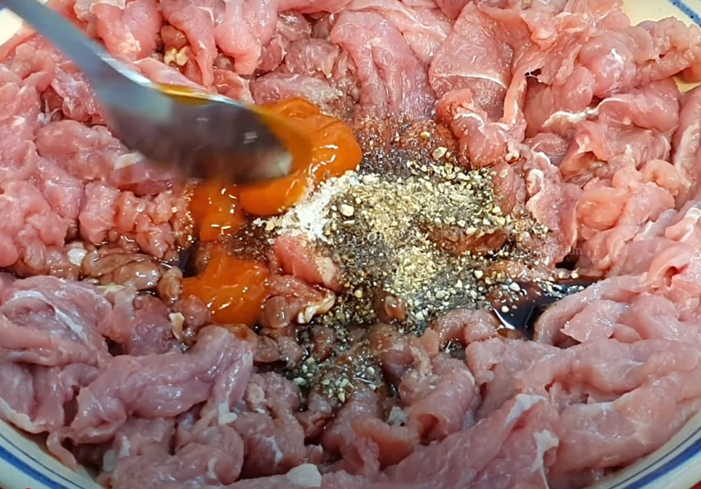 Xào thịt bò trên chảo với lửa lớn giúp thịt nhanh chín và không bị dai
