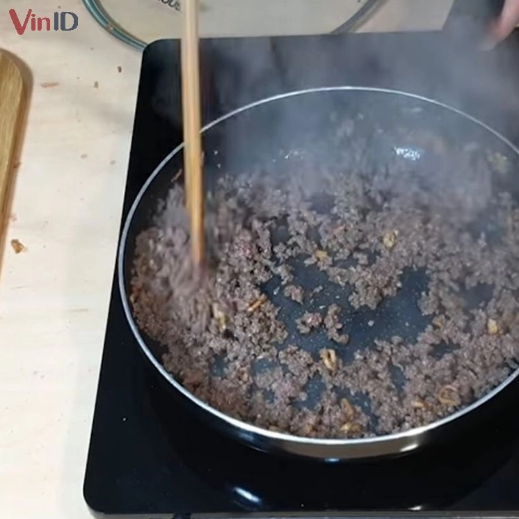 Xào thịt chim bồ câu cùng nấm hương trên chảo nóng đến khi săn lại