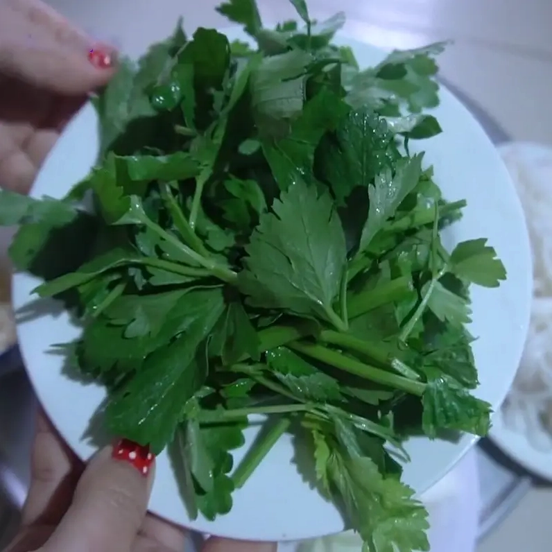 Xào thịt gà chín tới trên chảo với lửa lớn