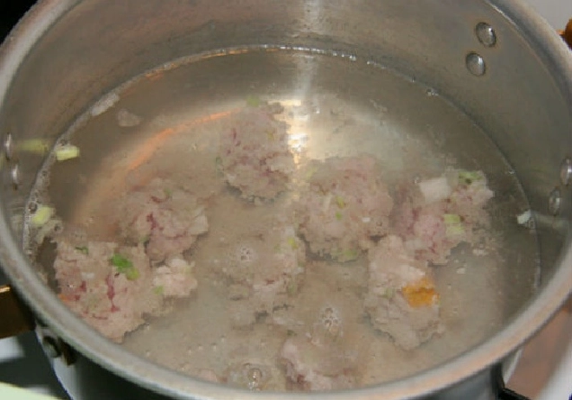 Xào thịt lợn băm với hành tím phi thơm trong nồi