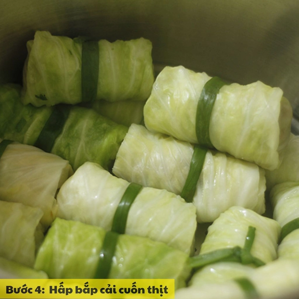 Xếp những cuộn bắp cải vào xửng hấp hoặc chảo để tiến hành nấu chín