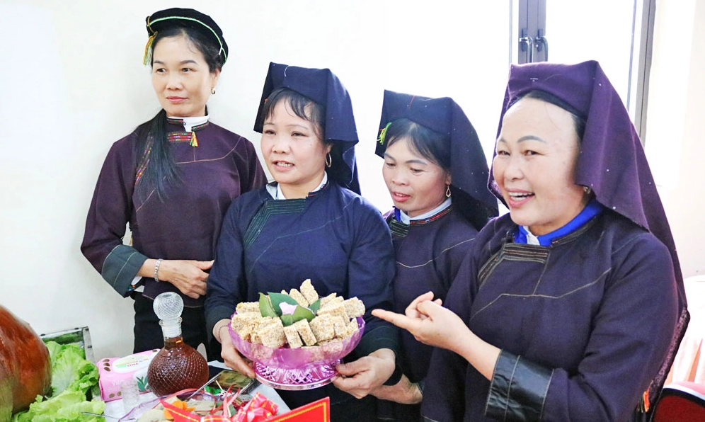 Xóc đều chân gà với bột rang muối sả