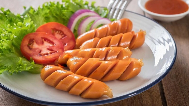 Xúc xích hấp chín tới có màu sắc tự nhiên