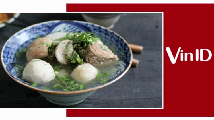 Xương heo đang được hầm nhừ trong nồi nước dùng trong vắt
